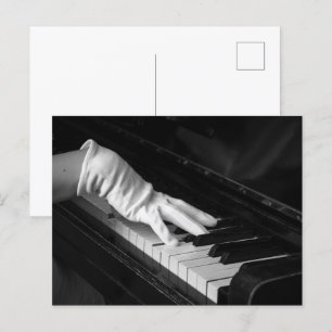 Postal macrocerco de piano, Jugando en guantes