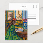 Postal Madeleine Reading | Armand Guillaumin<br><div class="desc">Madeleine Guillaumin Lisant (1898) | Obra de arte original del pintor y litografo impresionista francés Armand Guillaumin (1841-1927). El artículo muestra a un joven chica con un vestido verde y un arco de cabello rojo sentado en una mesa, leyendo un libro. Utilice las herramientas de diseño para agregar texto personalizado...</div>