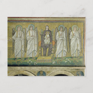 Postal Madonna y niño atrapados por ángeles