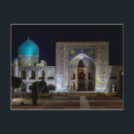Postal Madrasah Tilya-Kori en la plaza Registan - Samarca<br><div class="desc">Madrasah Tilya-Kori en la plaza Registan por la noche - Samarcanda,  Uzbekistán - Tiene una fachada principal de dos pisos y un amplio patio rodeado de celdas dormitorio,  con cuatro galerías a lo largo de los ejes.</div>