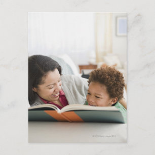 Postal Madre de raza mixta leyendo libro a hijo