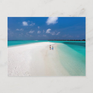 Postal Madre e hijo en una playa tropical