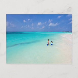 Postal Madre e hijo en una playa tropical
