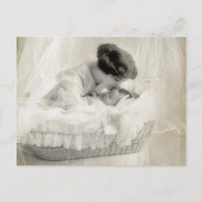 Postal Madre ventilado besando a bebé en Bassinet (Anverso)