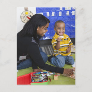 Postal Maestra con niño pequeño en guardería