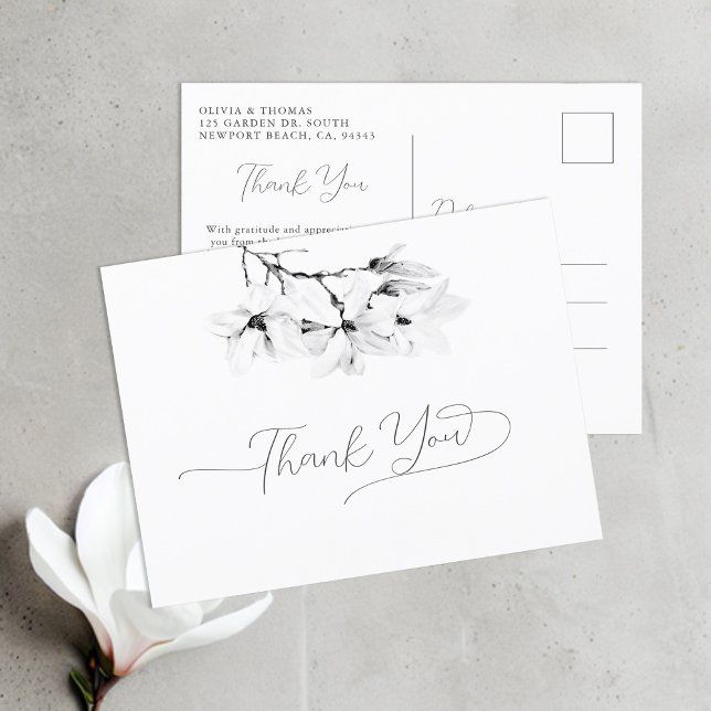 Postal Magnolia Boda de caligrafía blanca negra gracias (Magnolia Wedding Thank You Postcard with Elegant Script Calligraphy and Ample, Feminine Flourishes)