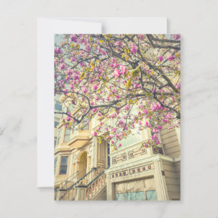 Postal Magnolia rosada vibrante y casa victoriana