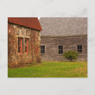 Postal Maine, antiguo edificio de piedra y granero de mad