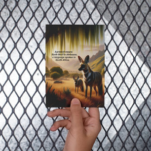 Postal Majestuoso Aardwolf Grazing en exuberantes pradera