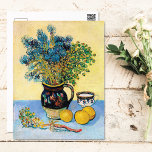 Postal Majolica Jug con Wildflowers Van Gogh<br><div class="desc">Postal de arte fino con el cuadro,  Still Life Majolica Jug con Wildflowers (1888),  de Vincent van Gogh (1853-1890). Una vida quieta de una jarra de piedra con flores silvestres azules y limones.</div>
