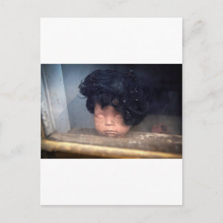 Postal Mal Hair Day Vintage Doll en la ventana con el pel