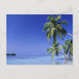 Postal Maldivas, atolón Felidhu. Hombre relajado en hamac