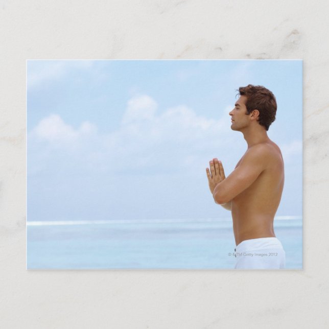 Postal Maldivas, joven inteligente practicando yoga en (Anverso)