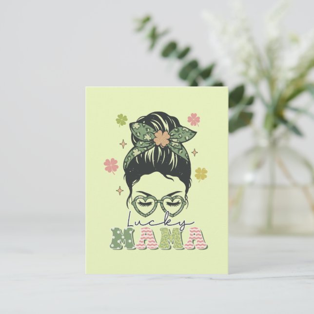 Postal Mamá afortunada - Messy Bun - Clover St. Patrick (Anverso de pie)
