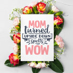 Postal Mamá Wow Día de la Madre tipografía gris rosada li<br><div class="desc">Muestra tu amor y aprecio a tu madre en el día de tu madre con esta divertida postal que incluye la cita "MAMÁ invertido deletrea WOW" en tipografía rosa y gris</div>