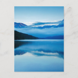 Postal Mañana en el lago Bohinj en Eslovenia