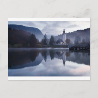 Postal Mañana en el lago Bohinj en Eslovenia