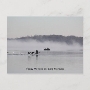 Postal mañana nublada en el lago