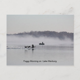 Postal mañana nublada en el lago