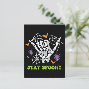Postal Mano de esqueleto de Stay Spooky Halloween