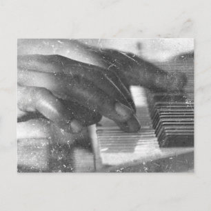 Postal manos de la piel oscura con la reproducción del te