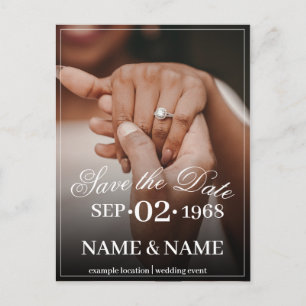 Postal Manos de una pareja de novios de color con anillo