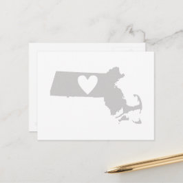 Postal Mapa de estado gris de Massachusetts con corazón