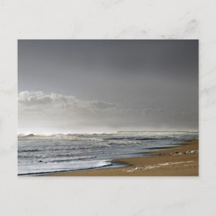Postal Mar tormentoso, muelle lejano