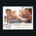 Postal Marco fotográfico de las Berries Rojas Gold | Feli<br><div class="desc">Esta tarjeta de publicación de Navidades navideños caprichosos y festivos presenta un marco fotográfico,  bayas de invierno y dice ¡Feliz Navidad y Feliz Año Nuevo! Añade una segunda foto,  tu dirección de retorno y un mensaje personalizado preimpreso para un envío rápido y fácil de tarjetas de vacaciones.</div>