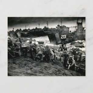 Postal Marines de la Segunda Guerra Mundial descargan sum