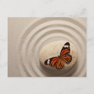 Postal Mariposa monarca en una piedra en un jardín zen