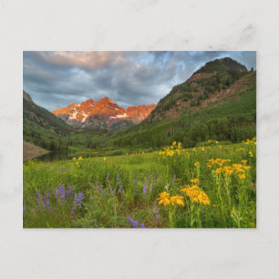 Postal Maroon Bells se refleja en el tranquilo lago Maroo