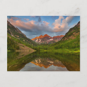 Postal Maroon Bells se refleja en el tranquilo lago Maroo