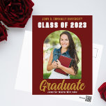 Postal Maroon Gold Graduate Foto Modern Bold Graduación<br><div class="desc">Esta moderna tarjeta postal de invitación para graduados de posgrado en marrones y personalizados de oro muestra su nombre de instituto o universidad para la clase de 2025. Personalizar con su nombre bajo la moda,  escritura manuscrita audaz y arco de moda para una gran postal personalizada de graduación.</div>