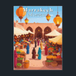 Postal Marruecos Marrakech Souk marroquí y viajes de merc<br><div class="desc">Un diseño de postal de Marrakech que muestra un colorido zoco marroquí con puestos en el mercado,  vendedores de fruta y farolillos brillantes. Una postal de recuerdo de viaje perfecta desde Marrakech,  Marruecos.</div>
