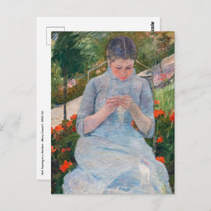Postal Mary Cassatt - Chica cosiendo en un jardín
