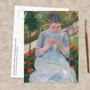 Postal Mary Cassatt - Niña cosiendo en un jardín