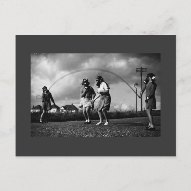 Postal Máscara de gas espeluznante sobre niños saltando a (Anverso)