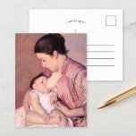 Postal Maternita | Mary Cassatt<br><div class="desc">Maternita (1890) de la artista impresionista estadounidense Mary Cassatt. El arte original es un papel pastel que representa un retrato de una madre vestida de enfermería rosa a su bebé. Utilice las herramientas de diseño para agregar texto personalizado o personalizar la imagen.</div>