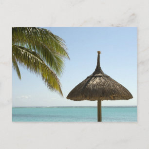Postal Mauricio. Escena de playa idílica con sombrilla