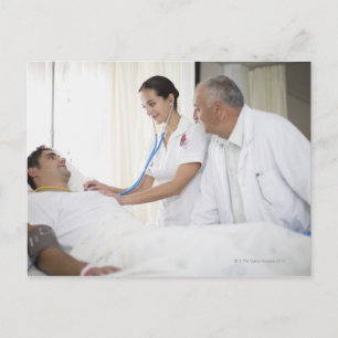 Postal Médica y enfermera que atienden al paciente