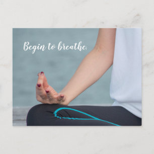 Postal Meditación del yoga comienza a respirar con el ded