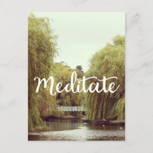Postal Meditar en el parque mensaje inspiracional