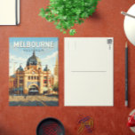 Postal Melbourne Australia Viaje al arte Vintage<br><div class="desc">Diseño de viajes vectoriales retro de Melbourne. Melbourne es la capital costera del estado de Victoria,  al sureste de Australia. En el centro de la ciudad está el moderno desarollo de la Plaza de la Federación,  con plazas,  bares y restaurantes a orillas del río Yarra.</div>