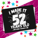 Postal Meme sarcástico de 52 años Funny 52 cumpleaños<br><div class="desc">Este divertido diseño de cumpleaños número 52 hace un gran chiste de humor sarcástico o regalo de novedad para un tema de cumpleaños de 52 años o una fiesta sorpresa de cumpleaños número 52. Funcionalidades como "Lo hice a los 52 años... nada me asusta", un gracioso meme de 52 años...</div>