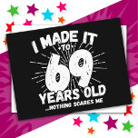 Postal Meme sarcástico de 69 años Funny cumpleaños número<br><div class="desc">Este divertido diseño de cumpleaños número 69 hace un gran chiste de humor sarcástico o un regalo de novedad para un tema de cumpleaños de 69 años o una fiesta sorpresa de cumpleaños número 69. Funcionalidades como "Lo hice a los 69 años... nada me asusta", meme gracioso de 69 años...</div>