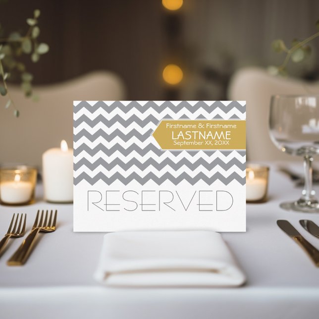Postal Mesa boda Rótulo RESERVADO Chevron moderno (Mod Chevron Gold Grey reserved wedding table sign)