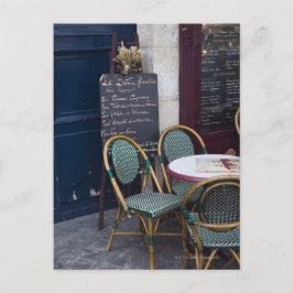 Postal Mesa de café con sillas de caña en París, Francia