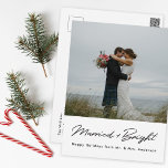 Postal Mínimo moderno casado y brillante foto de recién c<br><div class="desc">Postales para Navidades recién casados diseñadas por personalizados que presentan un diseño moderno con letras de mano en blanco y negro con tu mensaje de bienvenida de vacaciones personalizado.</div>