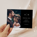 Postal Mínimo y Moda | Boda de fotografías negras Gracias<br><div class="desc">Estas elegantes y modernas tarjetas postales de agradecimiento boda presentan un sencillo diseño de texto en blanco y negro que exuda estilo minimalista,  con tu foto favorita de un boda personal. Añada sus iniciales o su monograma para hacerlas completamente propias.</div>